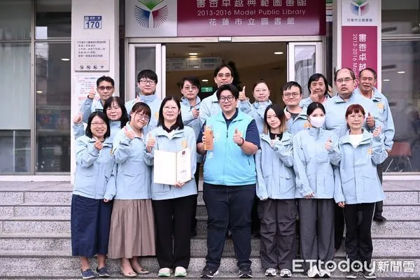▲▼花蓮市立圖書館榮獲年度館，成為全縣領頭羊，市長魏嘉彥感謝全體的同仁以及陳怡琳館長的努力付出。（圖／花蓮市公所提供。下同）