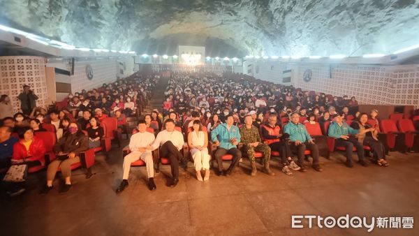 ▲▼ 金門首場擎天廳坑道音樂會登場　700人湧進軍事秘境。（圖／記者林名揚翻攝）