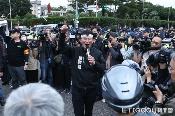 ▲民眾黨立委黃國昌出席「反霸凌 護勞權」遊行，號召民眾往總統府集結。（圖／記者林敬旻攝）