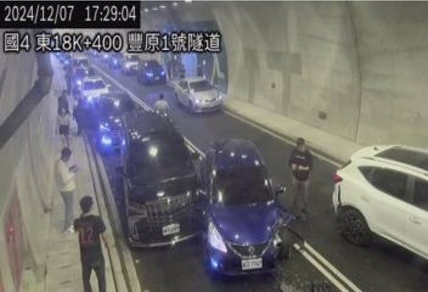 ▲▼             國道4號東向18.4公里處豐原1號隧道4車追撞。（圖／翻攝自高速公路1968）