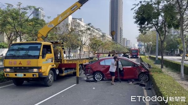 ▲▼高雄轎車嚴重自撞！車頭撞爛氣囊全爆　車上4人卡車內受困。（圖／記者賴文萱翻攝）