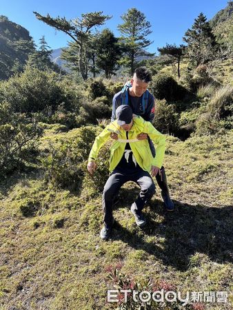 ▲山友葉姓男子單攻八通關山來回，不慎摔傷導致骨折無法行走，獲消防隊和空勤總隊成功救援。（圖／記者高堂堯翻攝）