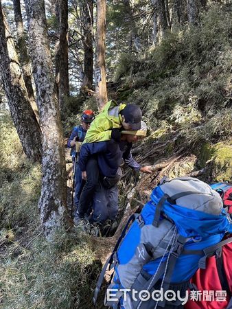 ▲山友葉姓男子單攻八通關山來回，不慎摔傷導致骨折無法行走，獲消防隊和空勤總隊成功救援。（圖／記者高堂堯翻攝）