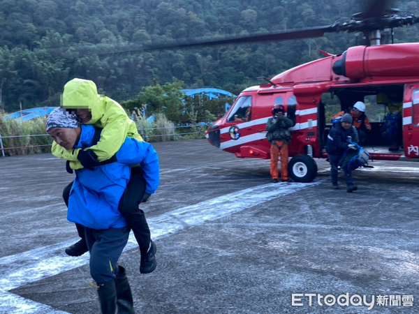 ▲葉姓山友獲空勤直升機救援下山就醫。（圖／記者高堂堯翻攝，下同）