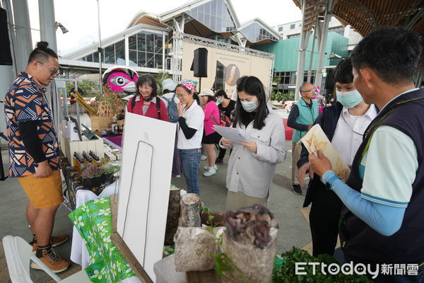 ▲▼花蓮縣府在火車站進行金質獎成果頒獎活動，同時邀請旅遊業者與休閒產業業者共同參與，一齊推動花蓮在地特色農遊。（圖／花蓮縣政府提供，下同）