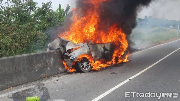 ▲屏東市機車外環道自小客自撞路旁圍籬，起火燃燒            。（圖／記者陳崑福翻攝）