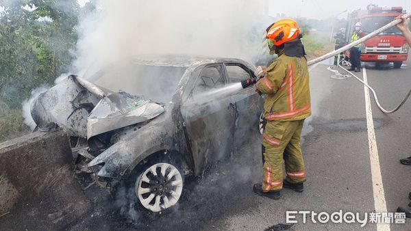 ▲屏東市機車外環道自小客自撞路旁圍籬，起火燃燒            。（圖／記者陳崑福翻攝）