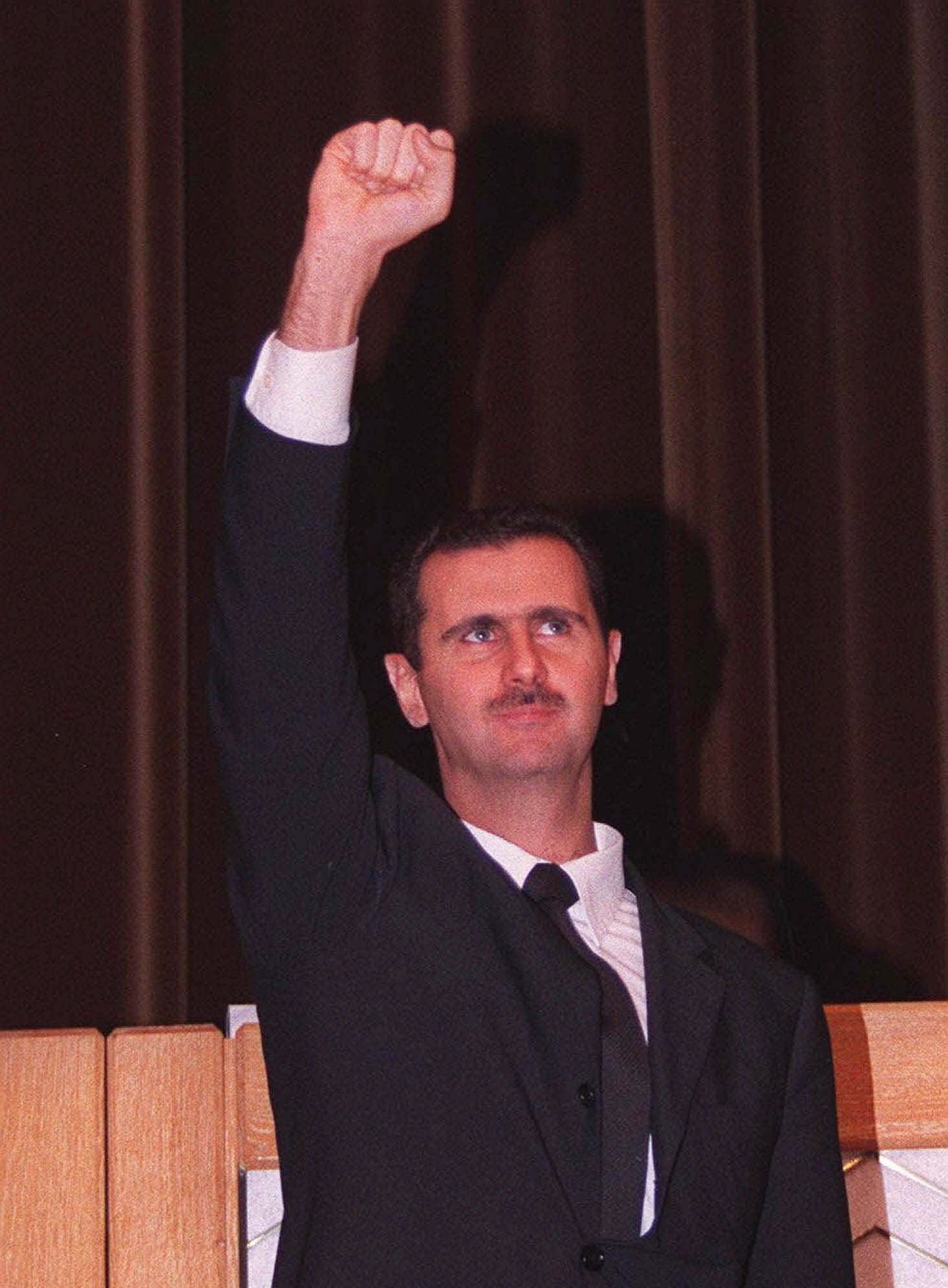 ▲▼ 阿塞德（Bashar al-Assad）2000年6月20日在敘利亞大馬士革舉行的阿拉伯復興社會黨會議上，向與會代表致意，幾乎肯定將接替已故父親哈菲茲（Hafez al-Assad）成為國家領導人。（圖／達志影像／美聯社）