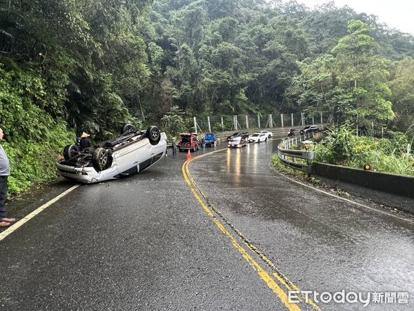 ▲▼北宜公路39.5發生一起廂型車自撞山壁翻覆事故。（圖／記者陸運陞翻攝）