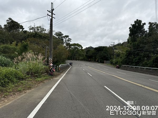 ▲▼梁姓男子騎重機在興一橋處自摔。（圖／記者楊永盛翻攝）