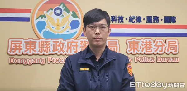 ▲東港警分局東港派出所長黃奕鳴對扮財神爺乞討做說明             。（圖／攝拍）