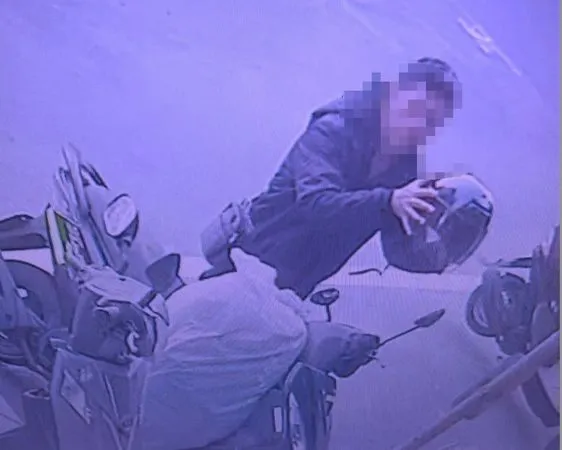 ▲▼新北市汐止區自助洗衣店，發現1名嫌犯偷走女性內衣褲。(圖／翻攝《汐止聯盟》）