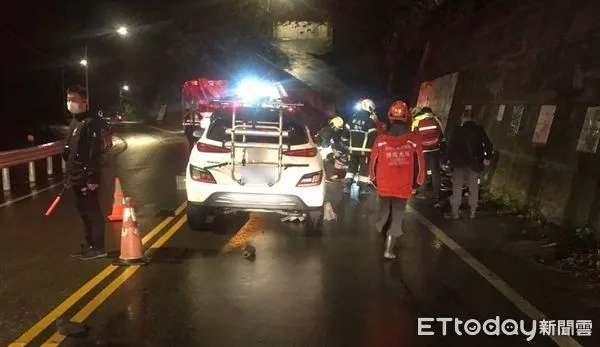 ▲王男開車返家途中，撞上坐在路中的陳男，陳男送醫後宣告不治。（圖／記者陸運陞翻攝）