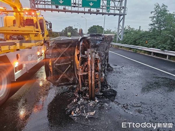 ▲▼台南新市國道1號自小客側翻火燒車。（圖／記者林東良翻攝）