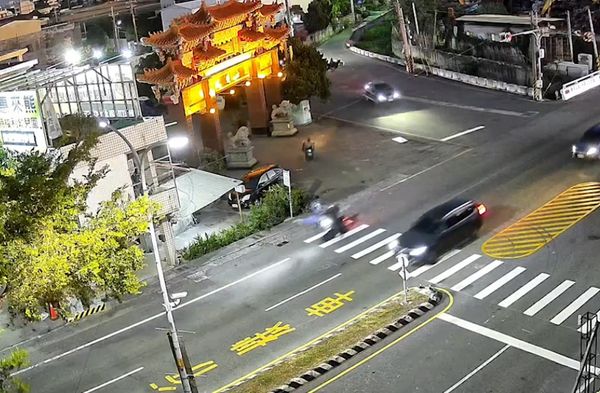 ▲女學生穿越埔鹽鄉彰水路斑馬線遭機車撞飛。（圖／民眾提供）