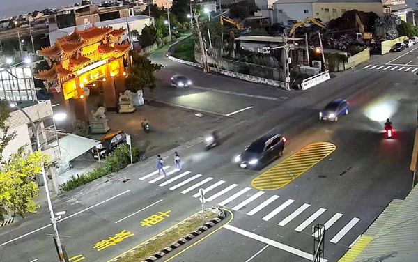 ▲女學生穿越埔鹽鄉彰水路斑馬線遭機車撞飛。（圖／民眾提供）