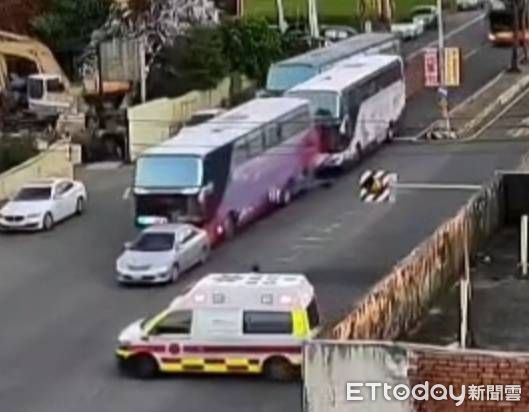 ▲女學生穿越埔鹽鄉彰水路斑馬線遭機車撞飛。（圖／民眾提供）