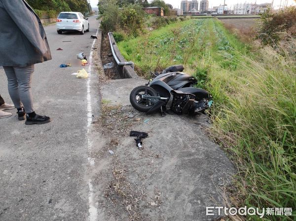▲苗栗縣苑裡鎮一處國道涵洞口發生碰撞事故，1名機車女騎士頭部重創，血流如注、送醫不治。（圖／記者楊永盛翻攝）