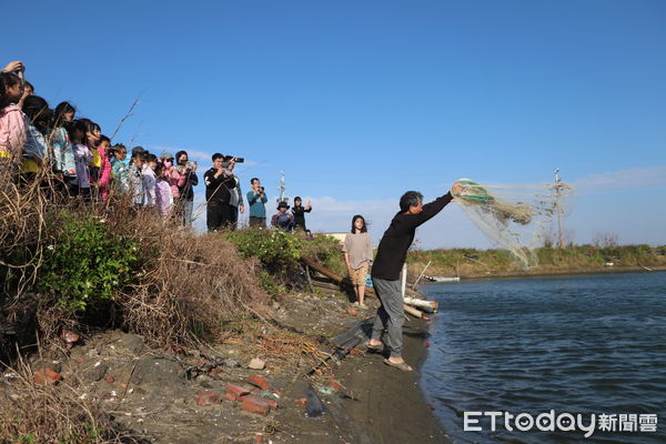 ▲中華醫事科技大學，攜手南大附小彩虹斑馬團隊執行「虱目魚の科學教室」計畫，親子參訪淺坪式、深水式，以及文蛤混養共三種型態的魚塭。（圖／記者林東良翻攝，下同）