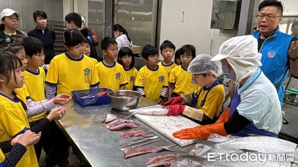 ▲中華醫事科技大學，攜手南大附小彩虹斑馬團隊執行「虱目魚の科學教室」計畫，親子參訪淺坪式、深水式，以及文蛤混養共三種型態的魚塭。（圖／記者林東良翻攝，下同）