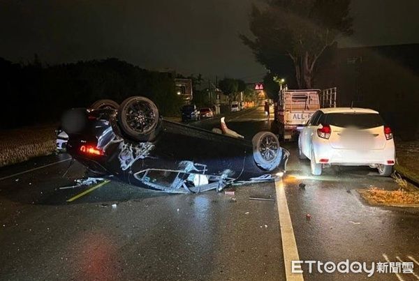 ▲酒駕的余姓男子駕車衝撞路邊2部停車後，翻覆成四輪朝天。（圖／八德警分局提供）