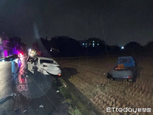 ▲▼被撞小客車幾乎被撞毀半邊，小貨車則被撞至田裡。（圖／八德警分局提供）