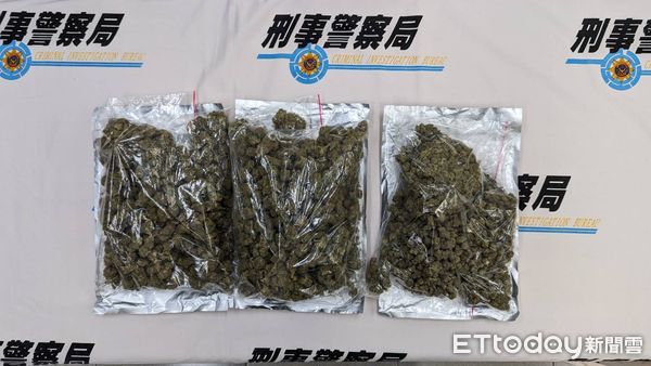 ▲剛收包裹警察就敲門！逃逸仔幫收「泰國玩具」打開是130萬大麻。（圖／記者許權毅翻攝）