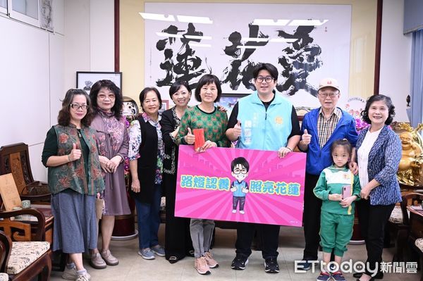 ▲▼溫情姊妹會成員到花蓮市公所捐出6萬7千元，認養67盞路燈，為市民照亮回家的路。（圖／花蓮市公所提供，下同）