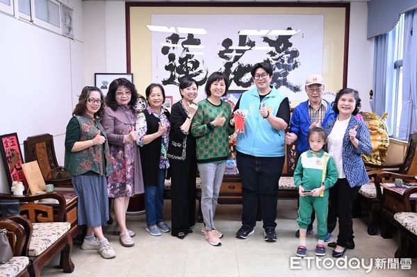 ▲▼溫情姊妹會成員到花蓮市公所捐出6萬7千元，認養67盞路燈，為市民照亮回家的路。（圖／花蓮市公所提供，下同）