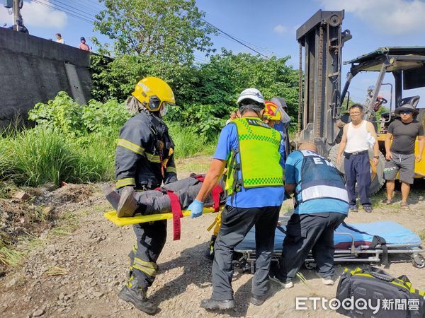 ▲屏東輕航機撞到廣福大橋橋墩迫降。（圖／記者陳崑福翻攝，下同）