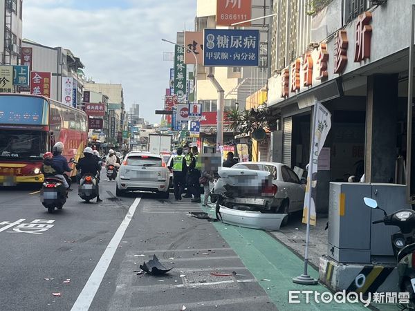 ▲▼             雲林女子一時恍惚撞上路邊停放的車輛，撞倒路人。（圖／記者王悉宇翻攝，下同）