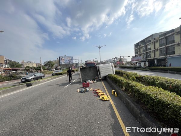 ▲▼高雄小貨車送貨「自撞安全島」側翻　駕駛脫困被抓酒駕。（圖／記者吳世龍翻攝）