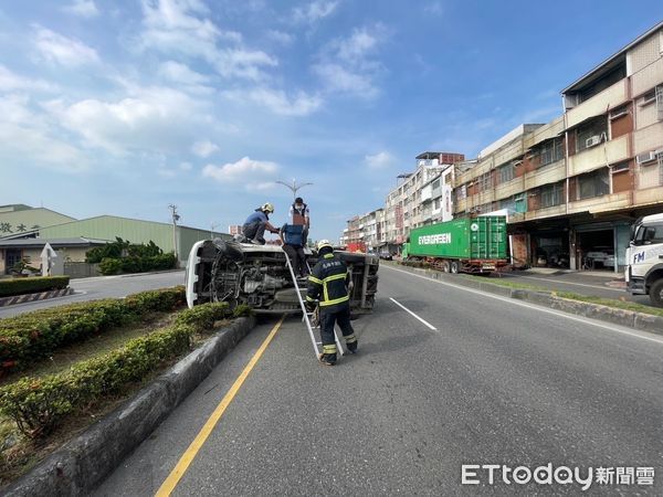 ▲▼高雄小貨車送貨「自撞安全島」側翻　駕駛脫困被抓酒駕。（圖／記者吳世龍翻攝）