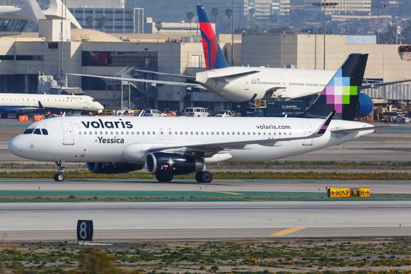 ▲▼墨西哥廉航沃拉里斯（Volaris）一架空中巴士A320在洛杉磯機場。（圖／達志影像／美聯社）