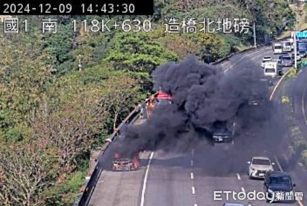 ▲國道1號苗栗造橋段今下午發生火燒車事故，休旅車陷入火海，燒剩下空殼。（圖／記者楊永盛翻攝）