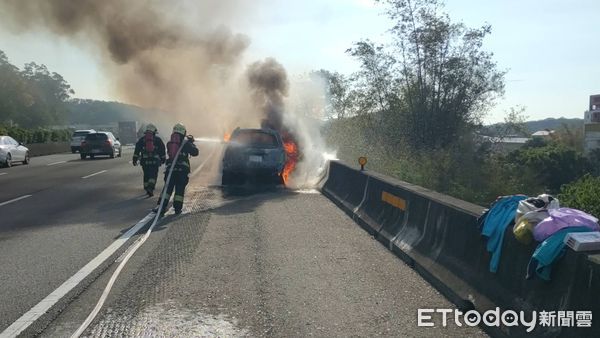 ▲國道1號苗栗造橋段今下午發生火燒車事故，休旅車陷入火海，燒剩下空殼。（圖／記者楊永盛翻攝）