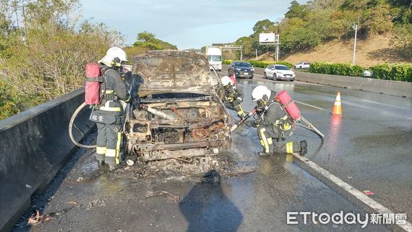 ▲國道1號苗栗造橋段今下午發生火燒車事故，休旅車陷入火海，燒剩下空殼。（圖／記者楊永盛翻攝）