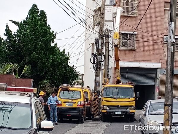 ▲▼小貨車撞斷電線桿。（圖／記者賴文萱翻攝）