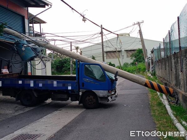 ▲▼小貨車撞斷電線桿。（圖／記者賴文萱翻攝）