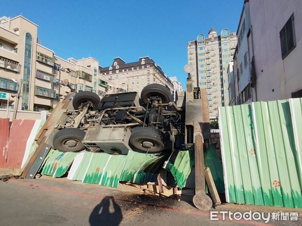 ▲吊車因地面塌陷吊掛挖土機翻覆。（圖／平鎮警分局提供、下同）