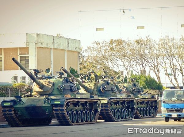 ▲桃園機場周邊則於今日出現大量坦克和軍車。（圖／記者楊熾興翻攝、下同）