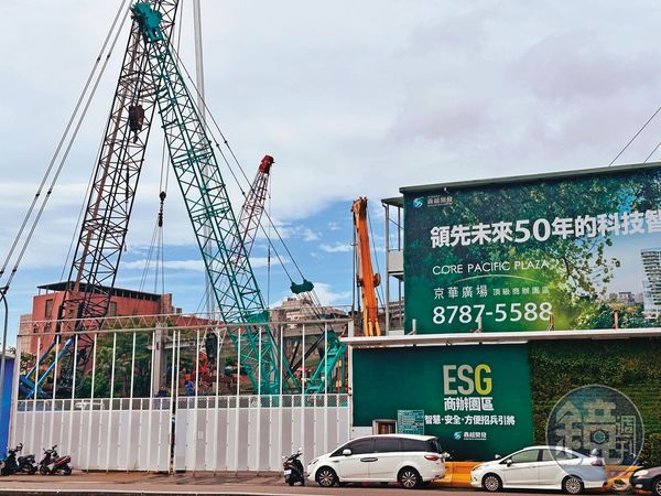 京華城改建成京華廣場案，柯文哲涉收賄放寛容積率，讓建案增值逾百億元。