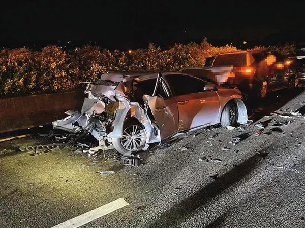 虛擬幣分析師陳梅慧所搭乘的計程車，在國道新竹湖口路段遭嚴重撞擊，陳女當場身亡。（翻攝畫面）