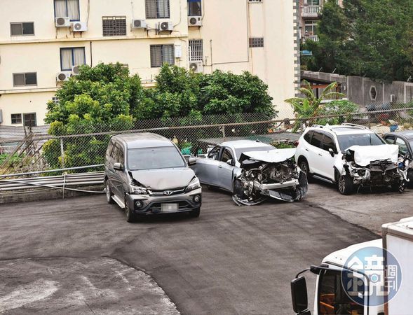 陳梅慧所乘UBER計程車（中）遭嚴重追撞，慘遭前車（左）、後車（右）夾擊，不幸喪命枉死。