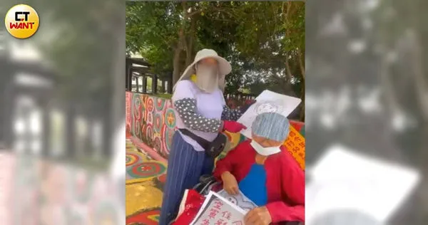 黃永阜的廖姓陸籍配偶曾被目擊，不顧黃永阜已百歲高齡仍當成人形立牌，每天推出來賣畫、拍照收費。（圖／當事人提供）