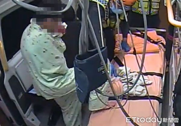 ▲苗栗縣竹南鎮家暴殺人案，10歲男童摀著傷口上救護車。（圖／記者楊永盛翻攝）