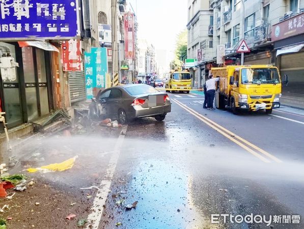 ▲桃園市林姓男子今天清晨6時許駕車行經桃園區大豐路時，突然失控撞擊路邊機車還撞斷瓦斯管線，消防與欣桃瓦斯人員據報到場搶救。（圖／記者沈繼昌翻攝）