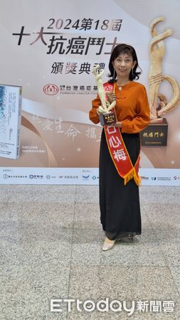 ▲石心梅與癌奮戰的鬥志，榮獲2024年十大抗癌鬥士殊榮。（圖／記者林東良翻攝，下同）   
