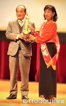 ▲石心梅與癌奮戰的鬥志，榮獲2024年十大抗癌鬥士殊榮。（圖／記者林東良翻攝，下同）   