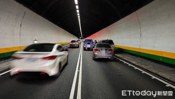 ▲▼             國5隧道3車追撞。（圖／記者游芳男翻攝，下同）